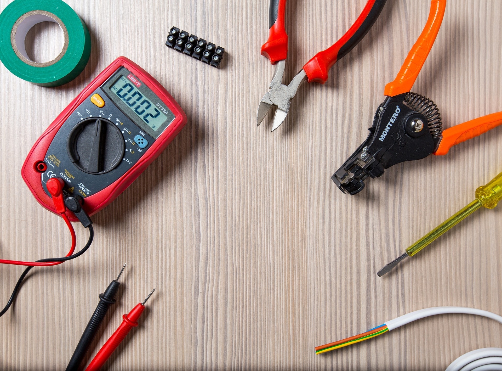 5 Signs it's time to call an electrician